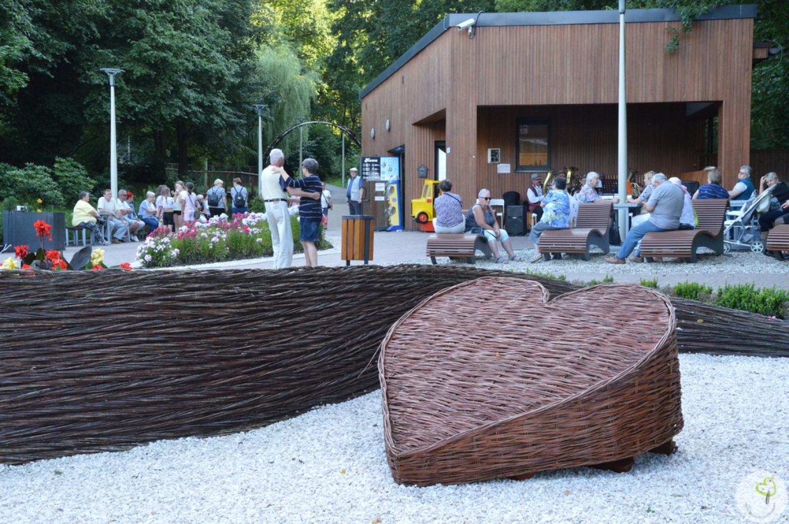 Zdjęcie w galerii na portalu naszwodzislaw.com: Kapela Ujki zagrała na tężniograniu w Radlinie [FOTO] wiadomości z regionu