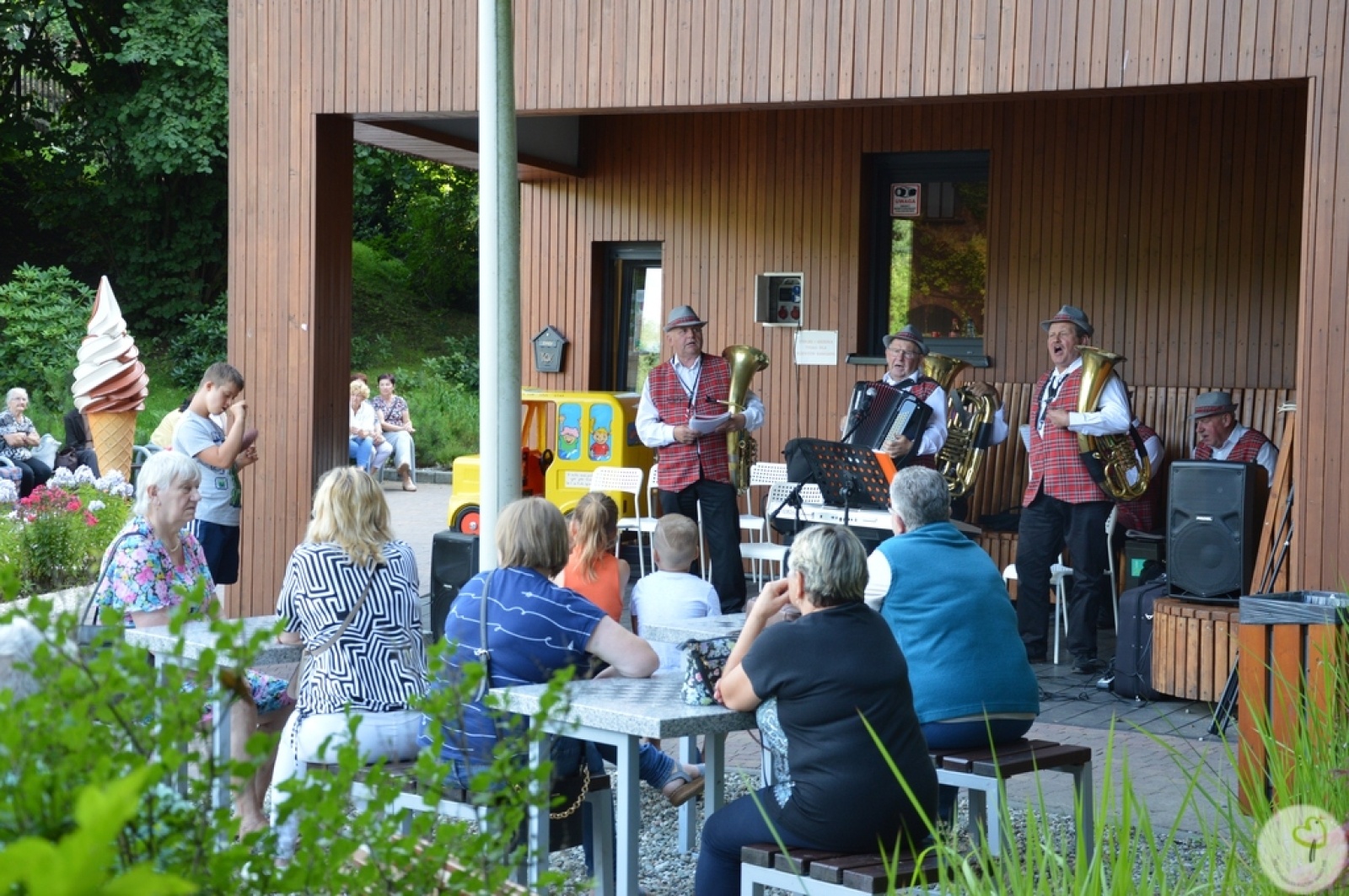 Zdjęcie w galerii na portalu naszwodzislaw.com: Kapela Ujki zagrała na tężniograniu w Radlinie [FOTO] wiadomości z regionu
