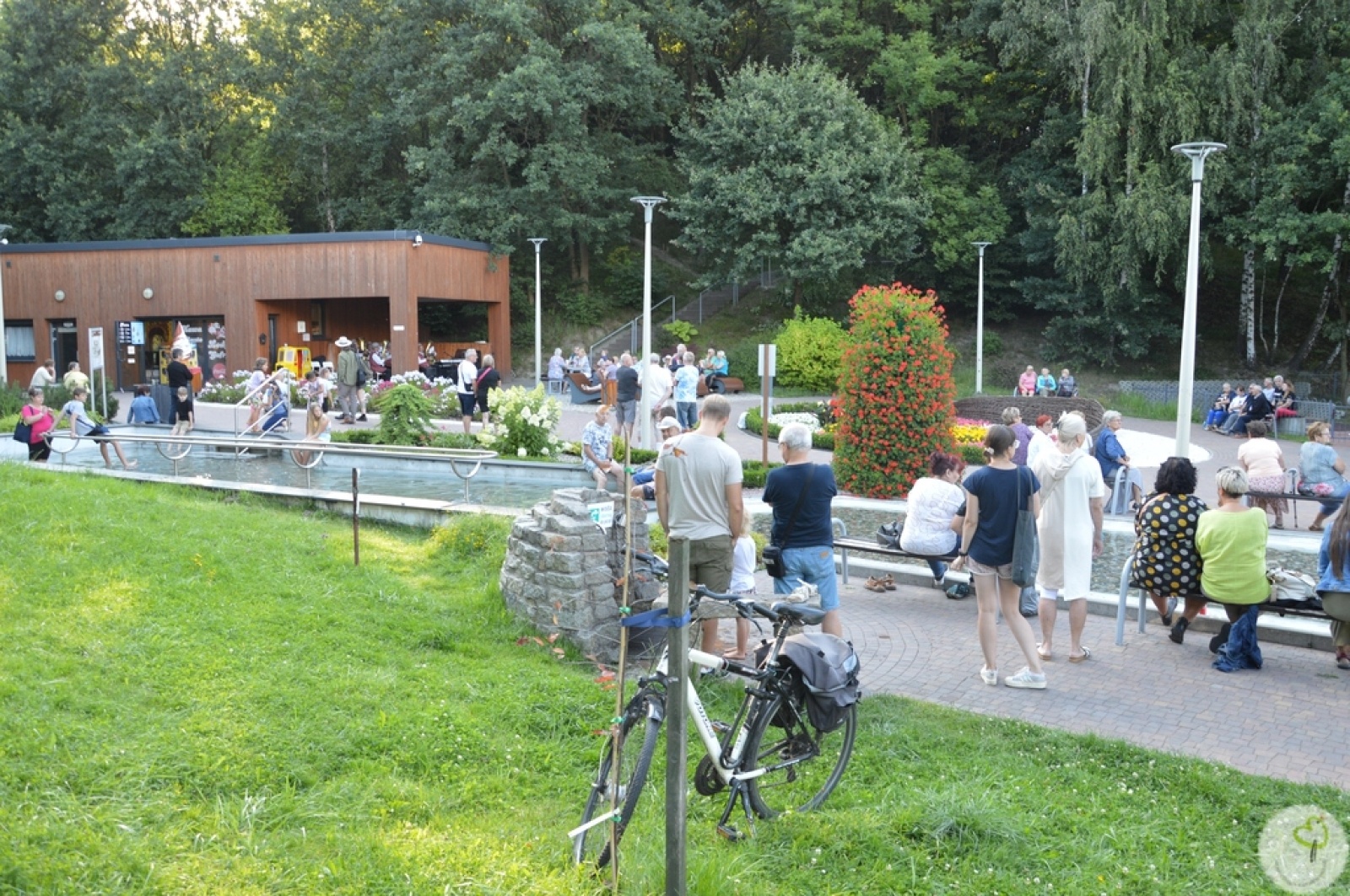 Zdjęcie w galerii na portalu naszwodzislaw.com: Kapela Ujki zagrała na tężniograniu w Radlinie [FOTO] wiadomości z regionu