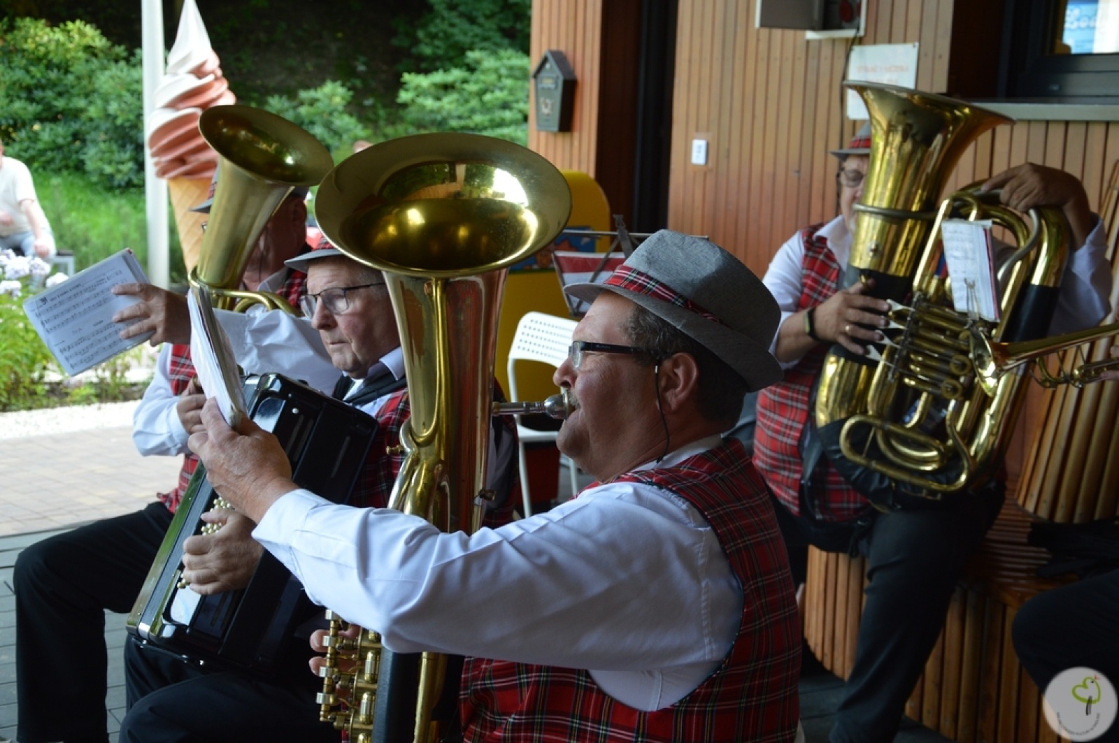 Zdjęcie w galerii na portalu naszwodzislaw.com: Kapela Ujki zagrała na tężniograniu w Radlinie [FOTO] wiadomości z regionu