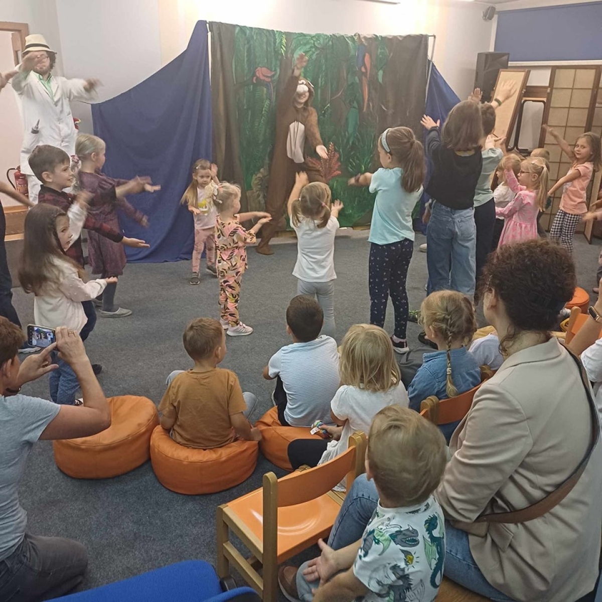 Zdjęcie w galerii na portalu naszwodzislaw.com: Spektakl i zabawa. Teatr Krak-Art w wodzisławskiej książnicy wiadomości z regionu