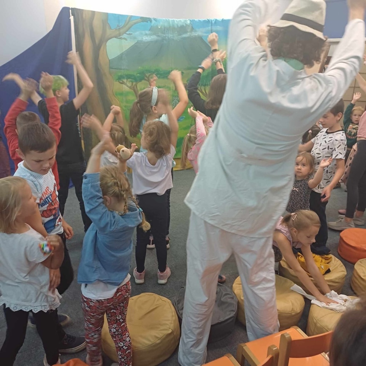 Zdjęcie w galerii na portalu naszwodzislaw.com: Spektakl i zabawa. Teatr Krak-Art w wodzisławskiej książnicy wiadomości z regionu