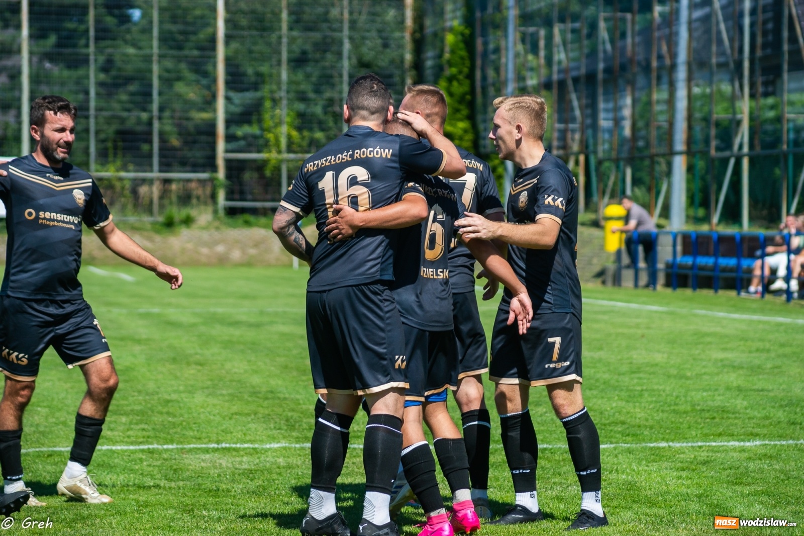 Zdjęcie w galerii na portalu naszwodzislaw.com: A klasa. Udana inauguracja Przyszłości Rogów. LKS 07 Markowice pokonany [FOTO] wiadomości z regionu