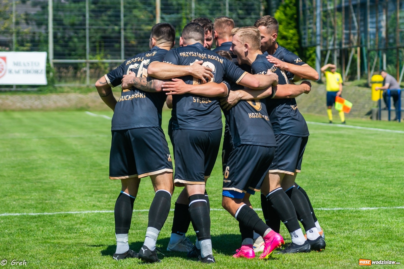 Zdjęcie w galerii na portalu naszwodzislaw.com: A klasa. Udana inauguracja Przyszłości Rogów. LKS 07 Markowice pokonany [FOTO] wiadomości z regionu