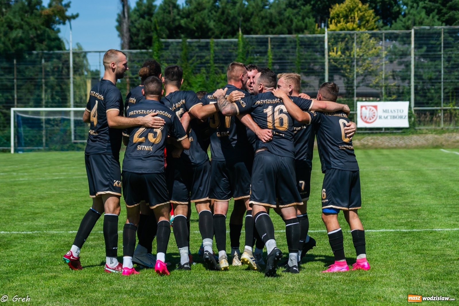 Zdjęcie w galerii na portalu naszwodzislaw.com: A klasa. Udana inauguracja Przyszłości Rogów. LKS 07 Markowice pokonany [FOTO] wiadomości z regionu