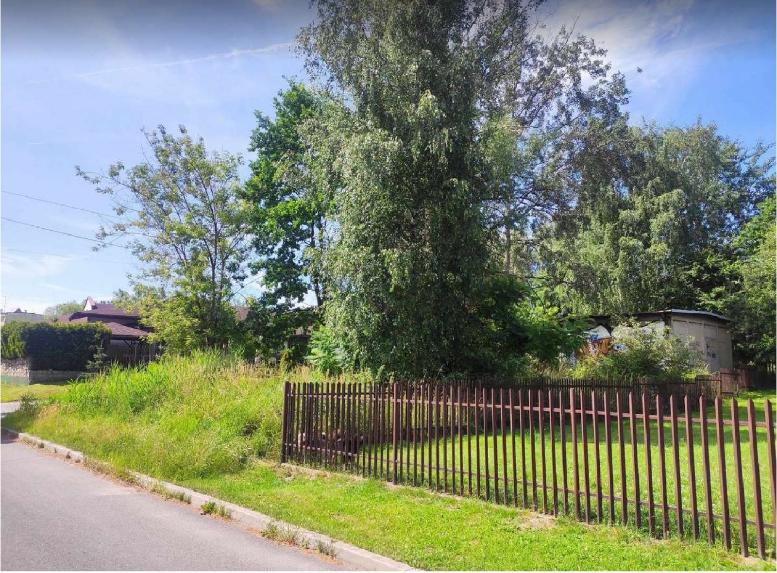 Zdjęcie w galerii na portalu naszwodzislaw.com: Radny Chrząszcz zapytał o zaniedbany teren przy osiedlu Przyjaźni wiadomości z regionu