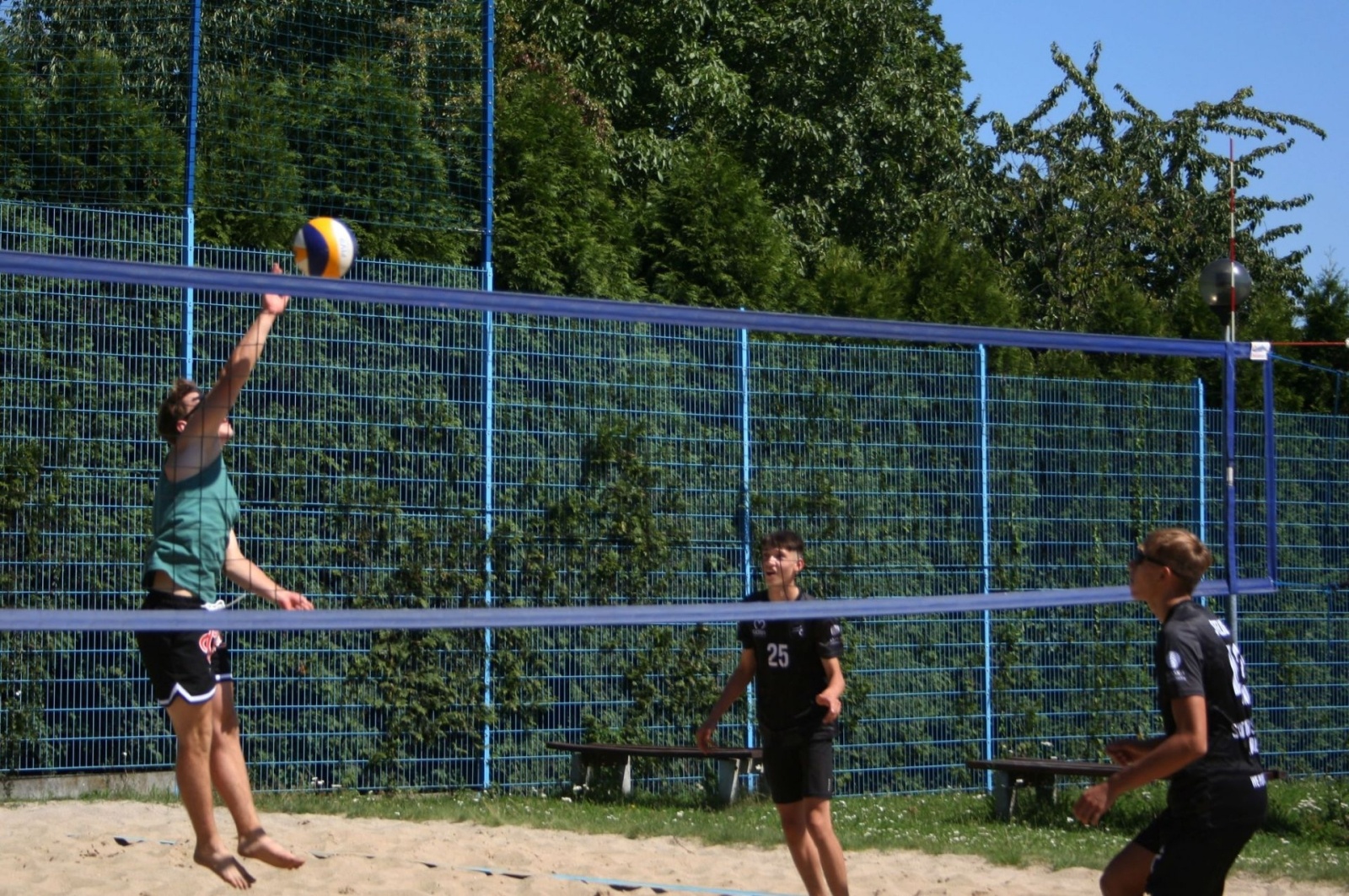 Zdjęcie w galerii na portalu naszwodzislaw.com: Gorąca rywalizacja w turnieju siatkówki plażowej wiadomości z regionu