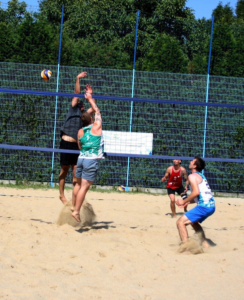 Zdjęcie w galerii na portalu naszwodzislaw.com: Gorąca rywalizacja w turnieju siatkówki plażowej wiadomości z regionu