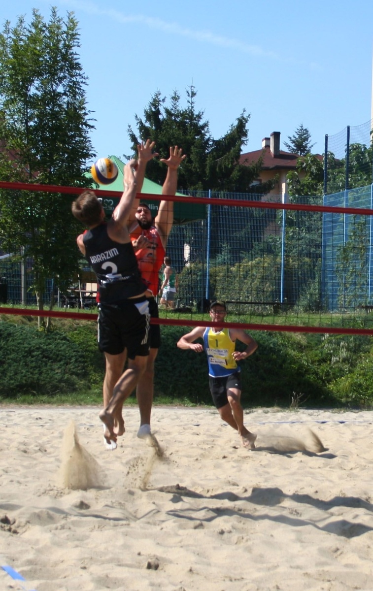 Zdjęcie w galerii na portalu naszwodzislaw.com: Gorąca rywalizacja w turnieju siatkówki plażowej wiadomości z regionu