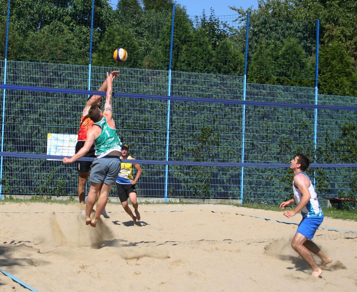 Zdjęcie w galerii na portalu naszwodzislaw.com: Gorąca rywalizacja w turnieju siatkówki plażowej wiadomości z regionu