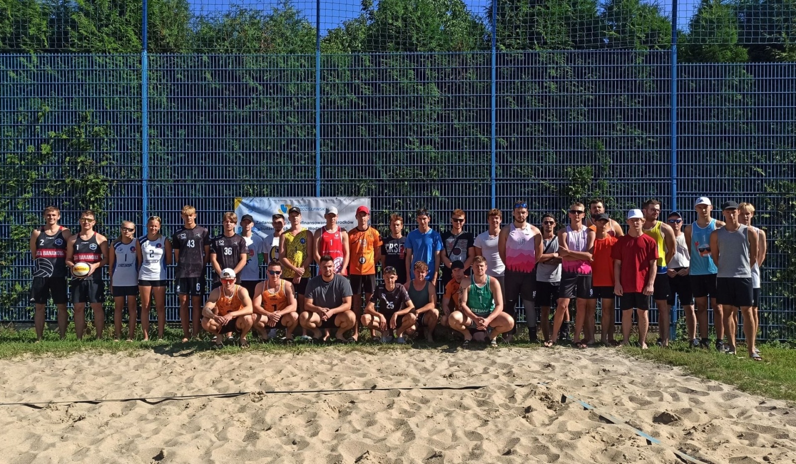 Zdjęcie w galerii na portalu naszwodzislaw.com: Gorąca rywalizacja w turnieju siatkówki plażowej wiadomości z regionu