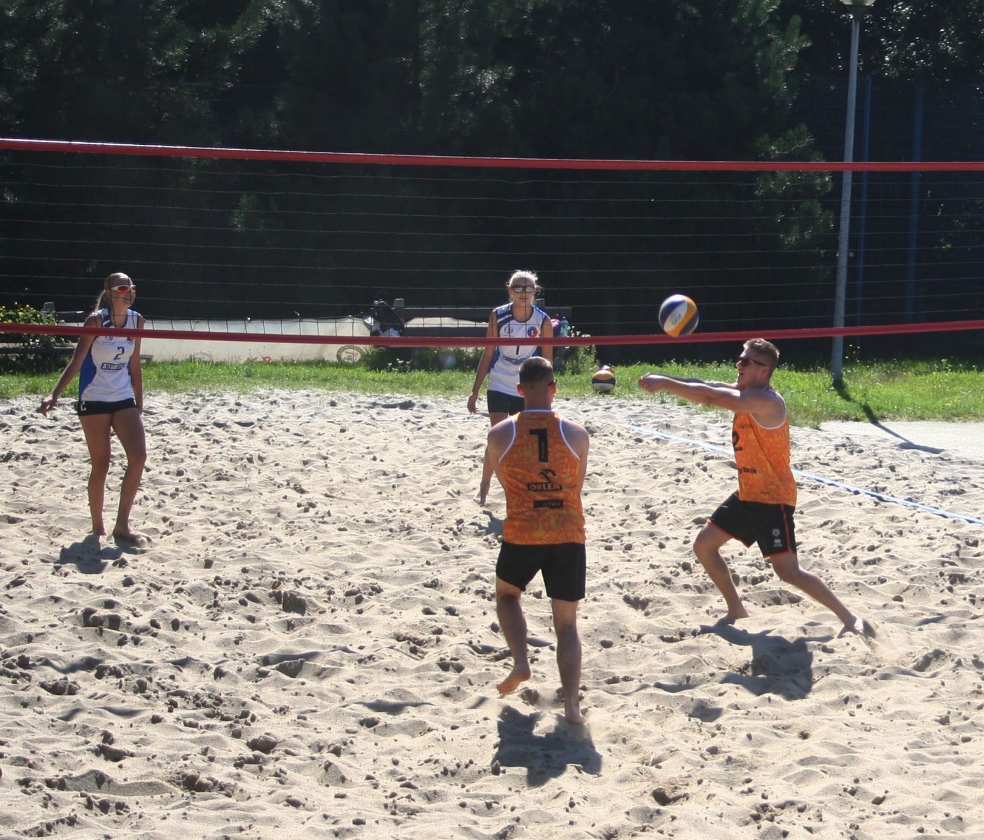 Zdjęcie w galerii na portalu naszwodzislaw.com: Gorąca rywalizacja w turnieju siatkówki plażowej wiadomości z regionu