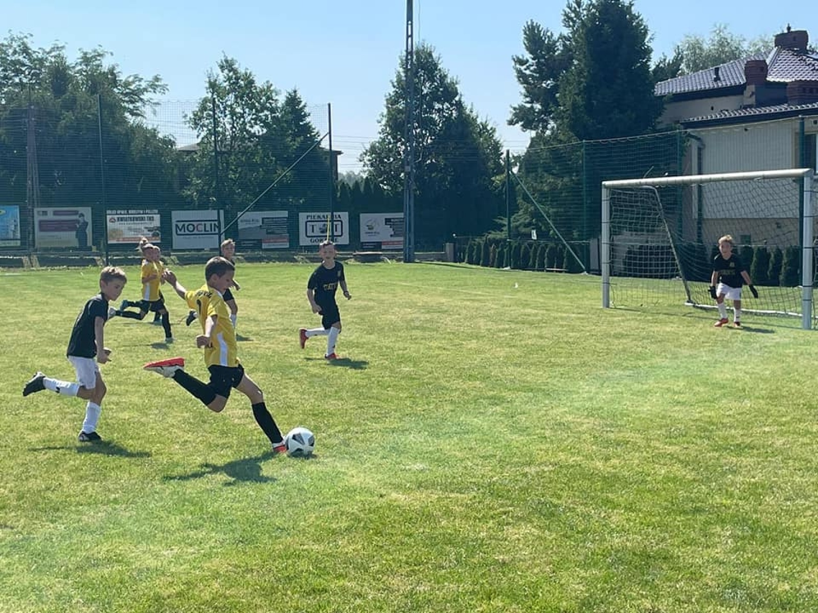 Zdjęcie w galerii na portalu naszwodzislaw.com: Piłkarska rywalizacja w Gorzycach. Czarni Gorzyce i FC Hlucin najlepsi [FOTO] wiadomości z regionu