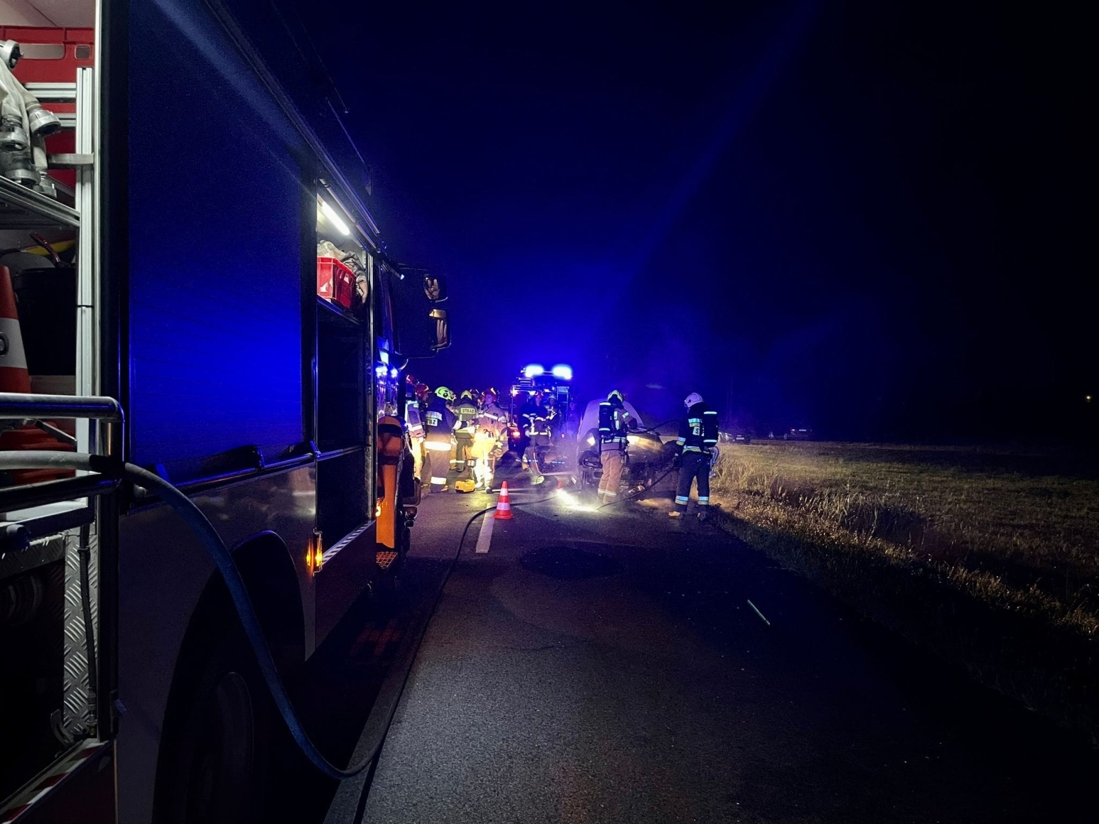 Zdjęcie w galerii na portalu naszwodzislaw.com: Pożar samochodu w Bluszczowie. Pojazd spłonął doszczętnie wiadomości z regionu