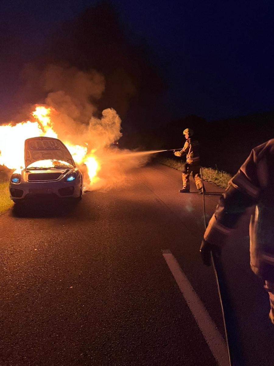 Zdjęcie w galerii na portalu naszwodzislaw.com: Pożar samochodu w Bluszczowie. Pojazd spłonął doszczętnie wiadomości z regionu