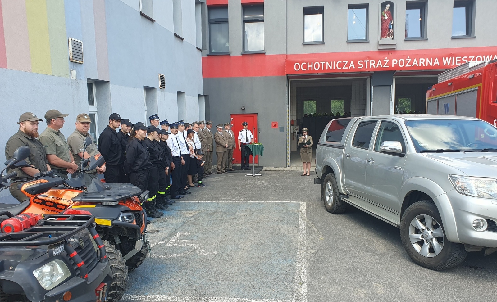 Zdjęcie w galerii na portalu naszwodzislaw.com: Leśnicy wspierają strażaków wiadomości z regionu