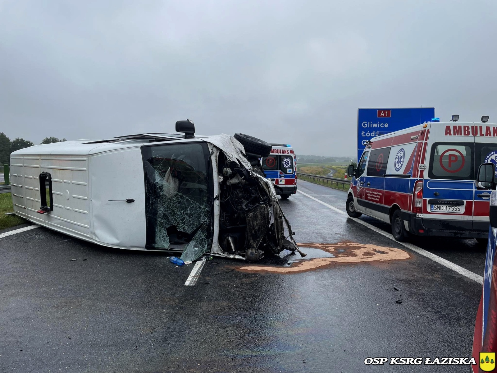 Zdjęcie w galerii na portalu naszwodzislaw.com: Groźny wypadek na autostradzie A1. Dwie osoby w szpitalu [FOTO] wiadomości z regionu
