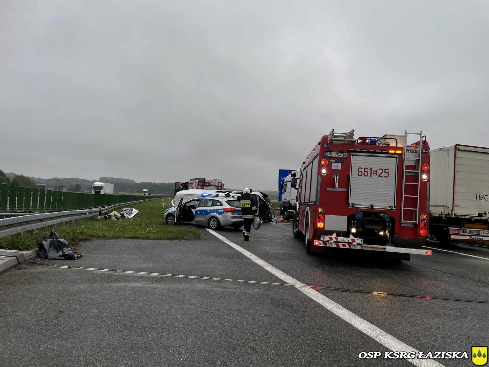 Zdjęcie w galerii na portalu naszwodzislaw.com: Groźny wypadek na autostradzie A1. Dwie osoby w szpitalu [FOTO] wiadomości z regionu