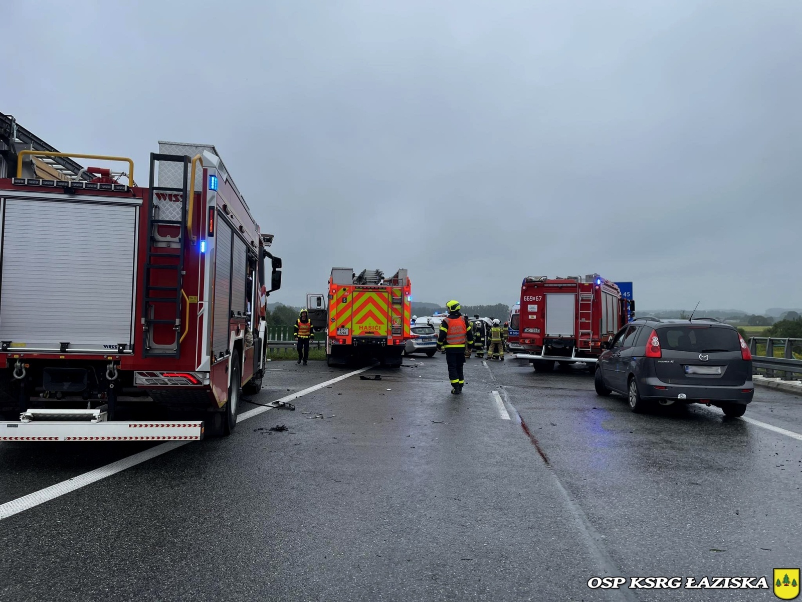 Zdjęcie w galerii na portalu naszwodzislaw.com: Groźny wypadek na autostradzie A1. Dwie osoby w szpitalu [FOTO] wiadomości z regionu
