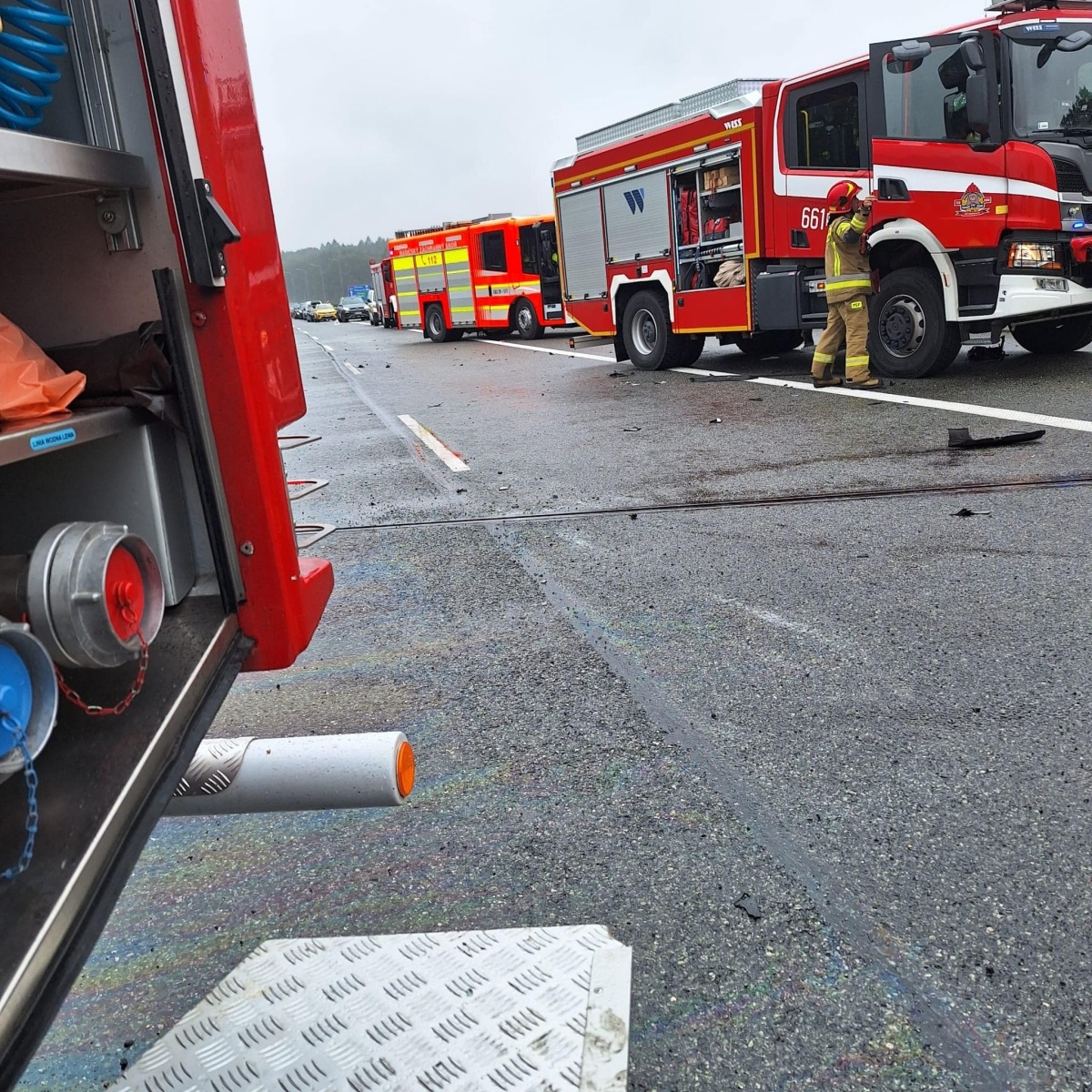 Zdjęcie w galerii na portalu naszwodzislaw.com: Groźny wypadek na autostradzie A1. Dwie osoby w szpitalu [FOTO] wiadomości z regionu