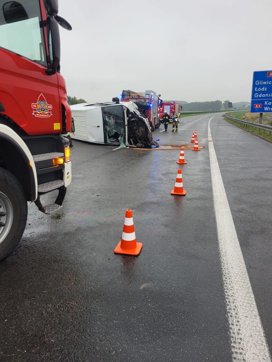 Zdjęcie w galerii na portalu naszwodzislaw.com: Groźny wypadek na autostradzie A1. Dwie osoby w szpitalu [FOTO] wiadomości z regionu