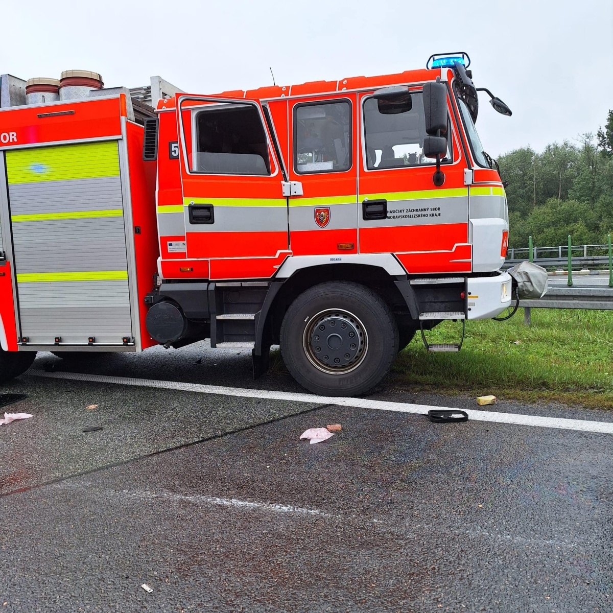 Zdjęcie w galerii na portalu naszwodzislaw.com: Groźny wypadek na autostradzie A1. Dwie osoby w szpitalu [FOTO] wiadomości z regionu
