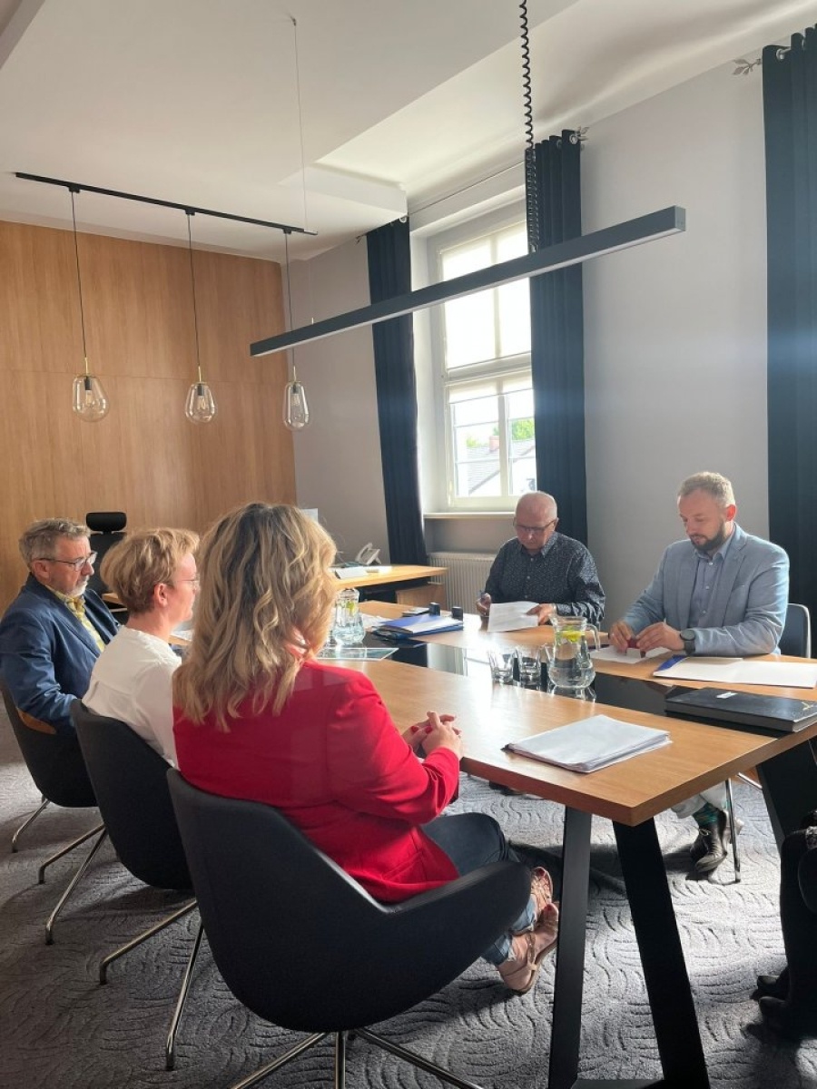 Zdjęcie w galerii na portalu naszwodzislaw.com: Rydułtowy. Umowa na zagospodarowanie centrum przesiadkowego podpisana wiadomości z regionu