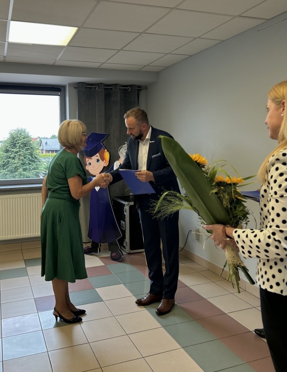 Zdjęcie w galerii na portalu naszwodzislaw.com: Rydułtowy. Ślubowanie nauczycieli mianowanych, pożegnanie emerytowanych wiadomości z regionu