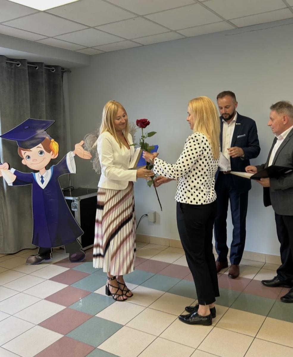 Zdjęcie w galerii na portalu naszwodzislaw.com: Rydułtowy. Ślubowanie nauczycieli mianowanych, pożegnanie emerytowanych wiadomości z regionu