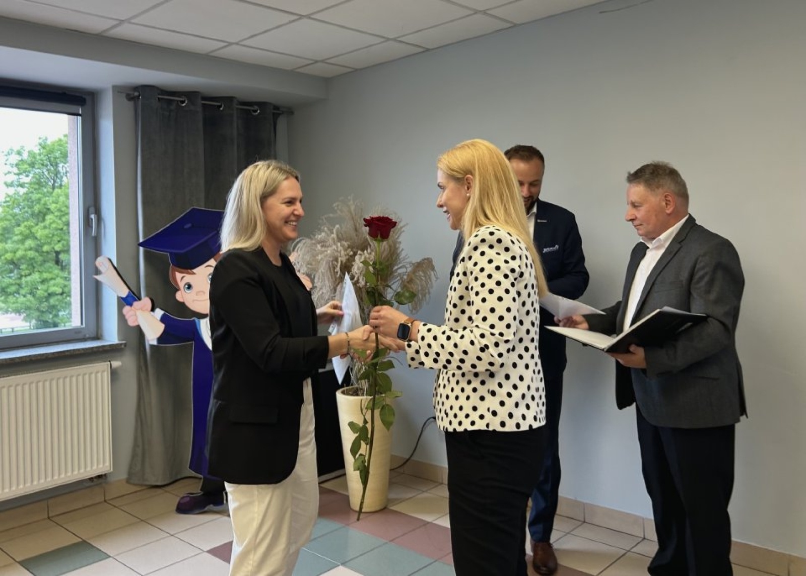 Zdjęcie w galerii na portalu naszwodzislaw.com: Rydułtowy. Ślubowanie nauczycieli mianowanych, pożegnanie emerytowanych wiadomości z regionu