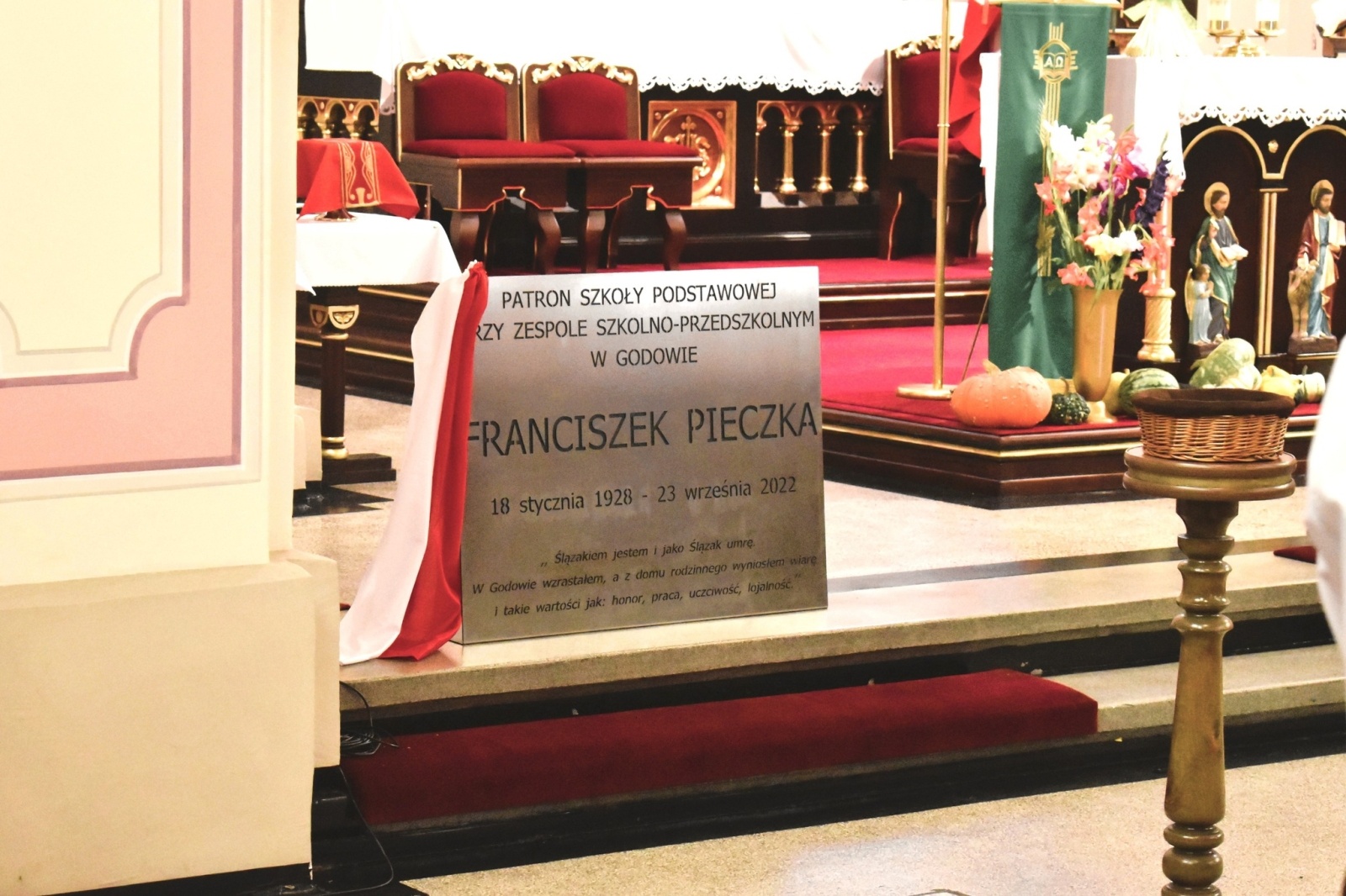 Zdjęcie w galerii na portalu naszwodzislaw.com: Zespół Szkolno-Przedszkolny w Godowie ma swój sztandar wiadomości z regionu