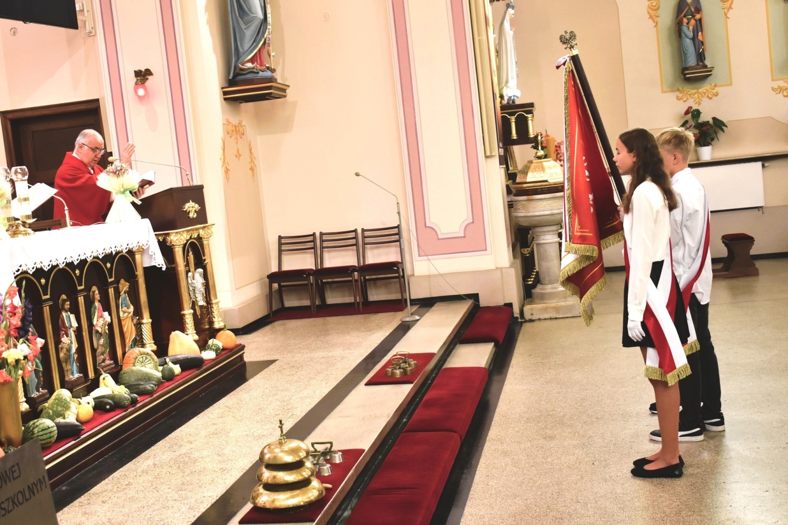 Zdjęcie w galerii na portalu naszwodzislaw.com: Zespół Szkolno-Przedszkolny w Godowie ma swój sztandar wiadomości z regionu