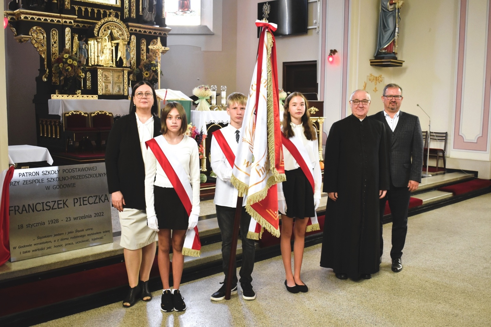 Zdjęcie w galerii na portalu naszwodzislaw.com: Zespół Szkolno-Przedszkolny w Godowie ma swój sztandar wiadomości z regionu