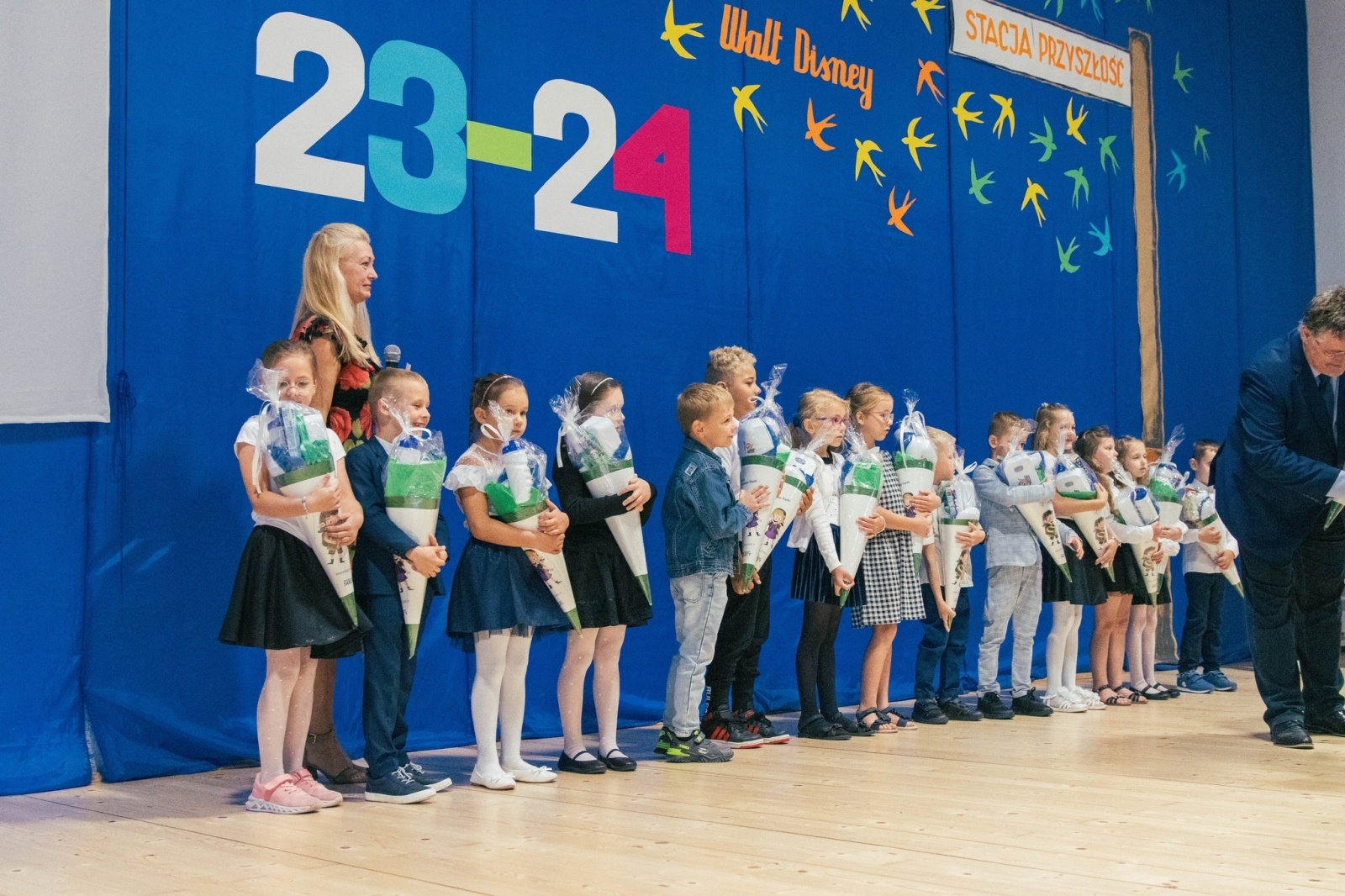 Zdjęcie w galerii na portalu naszwodzislaw.com: Rogi obfitości dla pierwszoklasistów. Rok szkolny rozpoczęty [FOTO] wiadomości z regionu