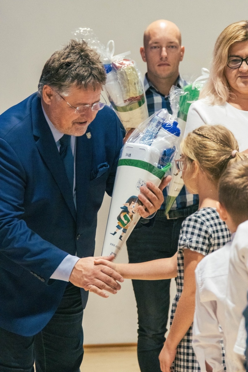Zdjęcie w galerii na portalu naszwodzislaw.com: Rogi obfitości dla pierwszoklasistów. Rok szkolny rozpoczęty [FOTO] wiadomości z regionu