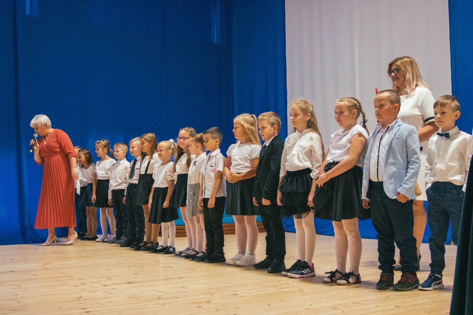 Zdjęcie w galerii na portalu naszwodzislaw.com: Rogi obfitości dla pierwszoklasistów. Rok szkolny rozpoczęty [FOTO] wiadomości z regionu