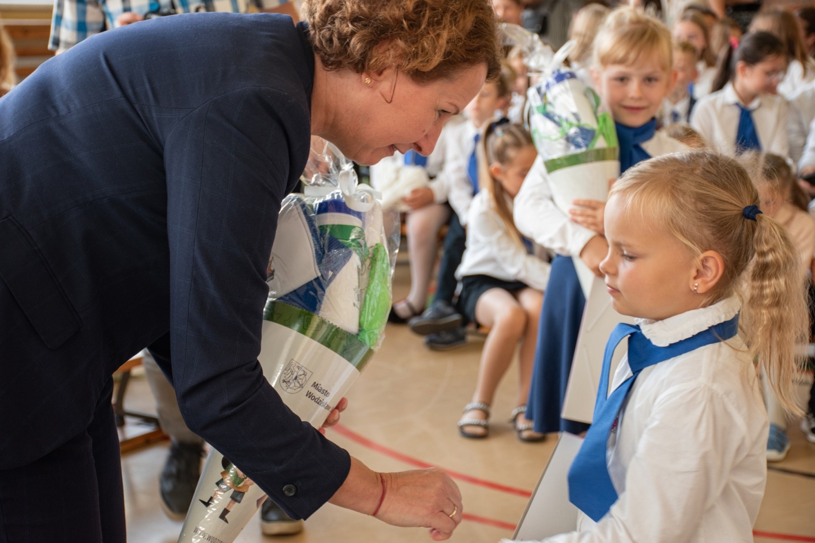 Zdjęcie w galerii na portalu naszwodzislaw.com: Rogi obfitości dla pierwszoklasistów. Rok szkolny rozpoczęty [FOTO] wiadomości z regionu