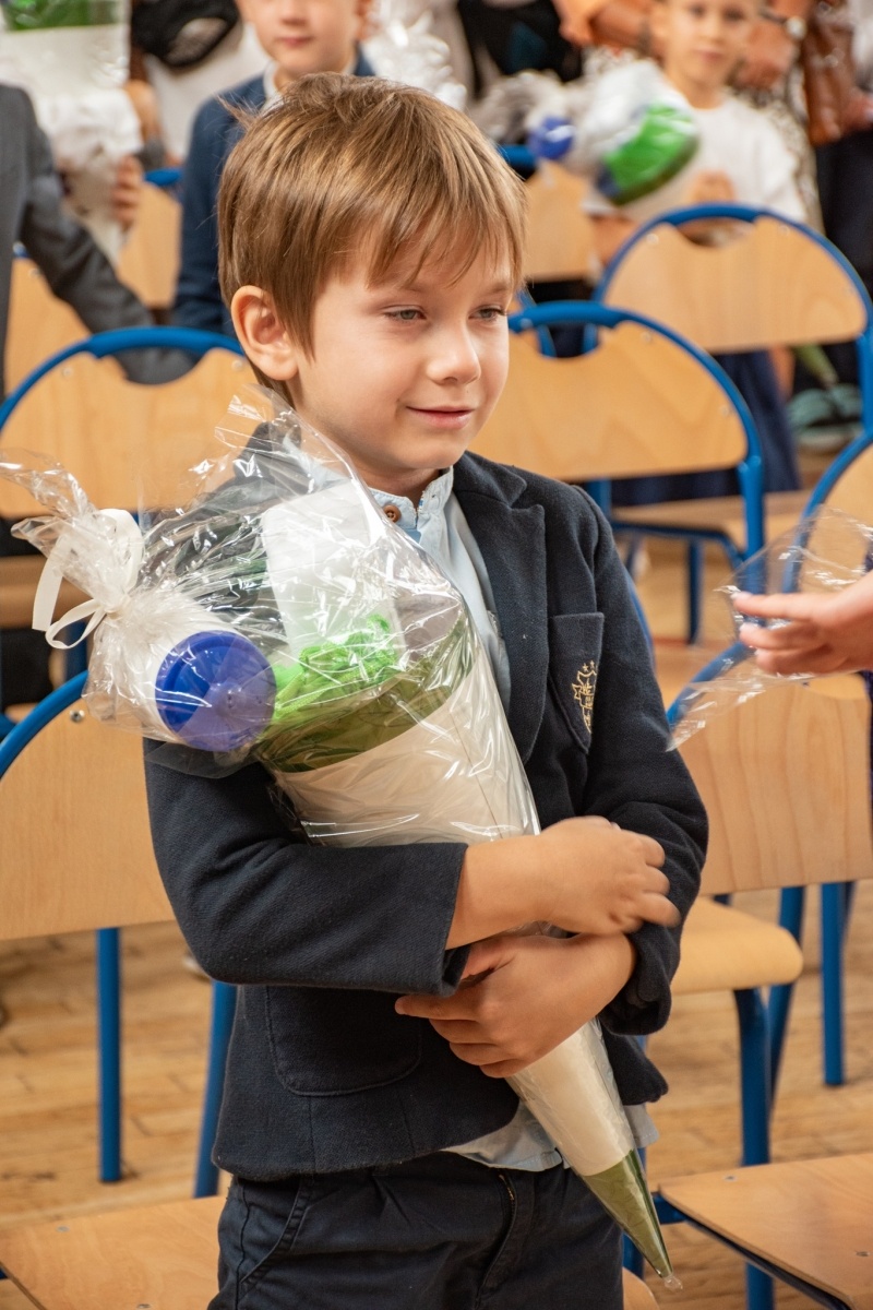 Zdjęcie w galerii na portalu naszwodzislaw.com: Rogi obfitości dla pierwszoklasistów. Rok szkolny rozpoczęty [FOTO] wiadomości z regionu
