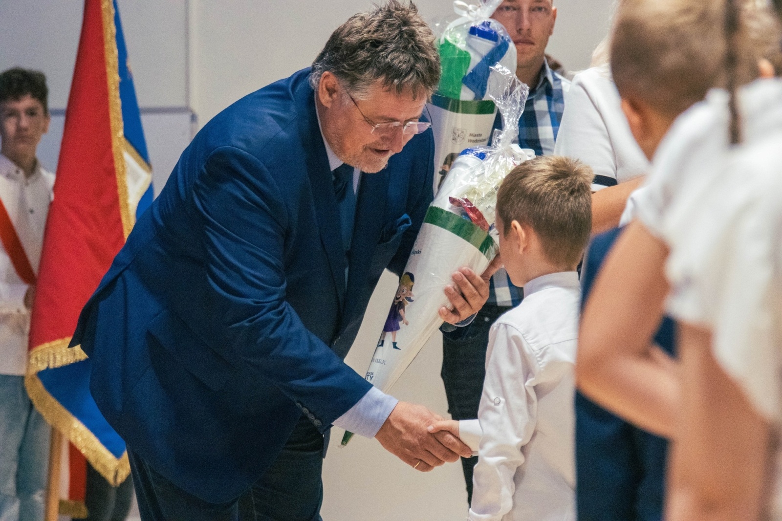 Zdjęcie w galerii na portalu naszwodzislaw.com: Rogi obfitości dla pierwszoklasistów. Rok szkolny rozpoczęty [FOTO] wiadomości z regionu