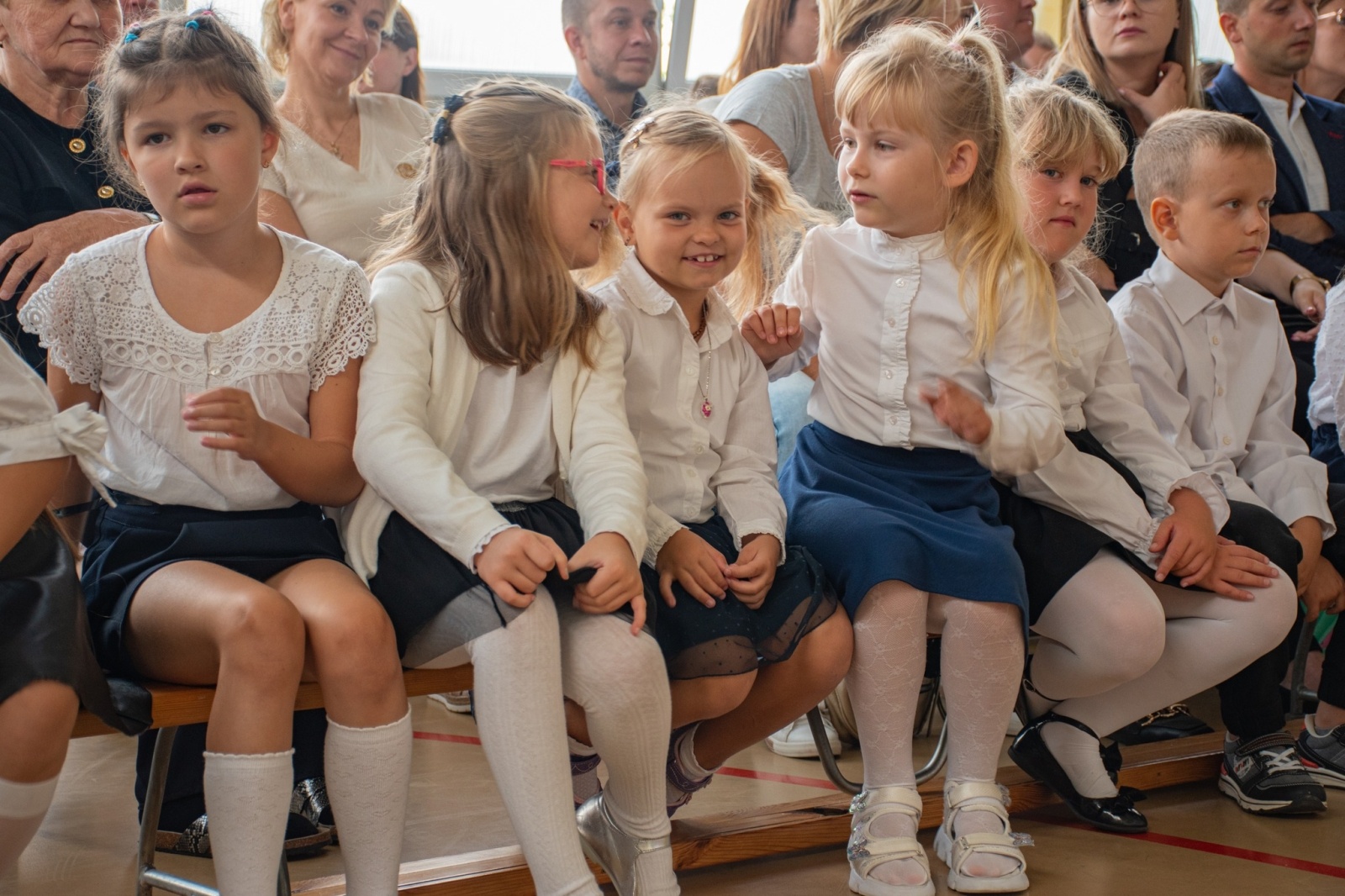 Zdjęcie w galerii na portalu naszwodzislaw.com: Rogi obfitości dla pierwszoklasistów. Rok szkolny rozpoczęty [FOTO] wiadomości z regionu