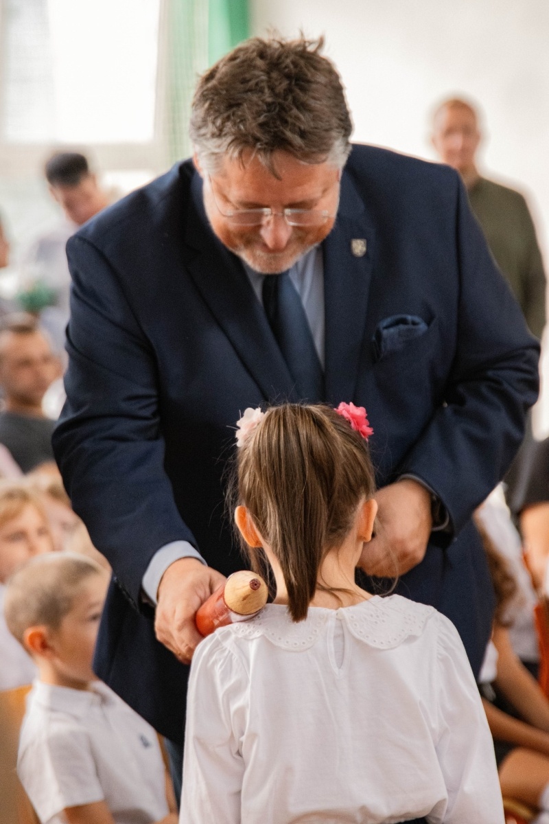 Zdjęcie w galerii na portalu naszwodzislaw.com: Rogi obfitości dla pierwszoklasistów. Rok szkolny rozpoczęty [FOTO] wiadomości z regionu