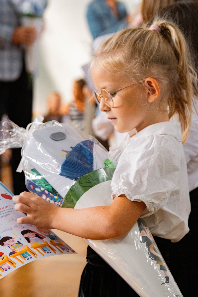 Zdjęcie w galerii na portalu naszwodzislaw.com: Rogi obfitości dla pierwszoklasistów. Rok szkolny rozpoczęty [FOTO] wiadomości z regionu