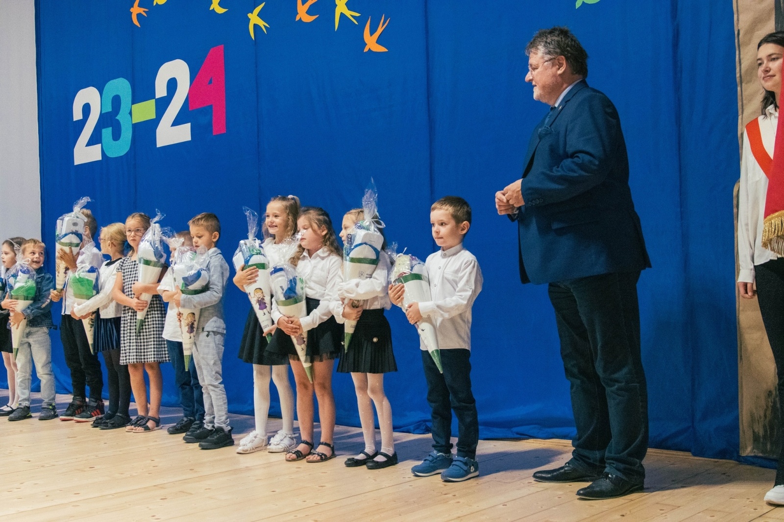 Zdjęcie w galerii na portalu naszwodzislaw.com: Rogi obfitości dla pierwszoklasistów. Rok szkolny rozpoczęty [FOTO] wiadomości z regionu