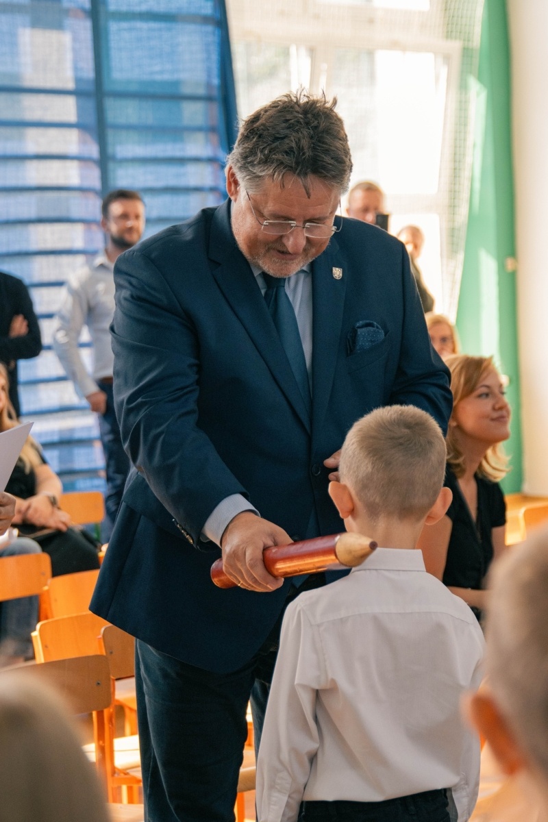 Zdjęcie w galerii na portalu naszwodzislaw.com: Rogi obfitości dla pierwszoklasistów. Rok szkolny rozpoczęty [FOTO] wiadomości z regionu