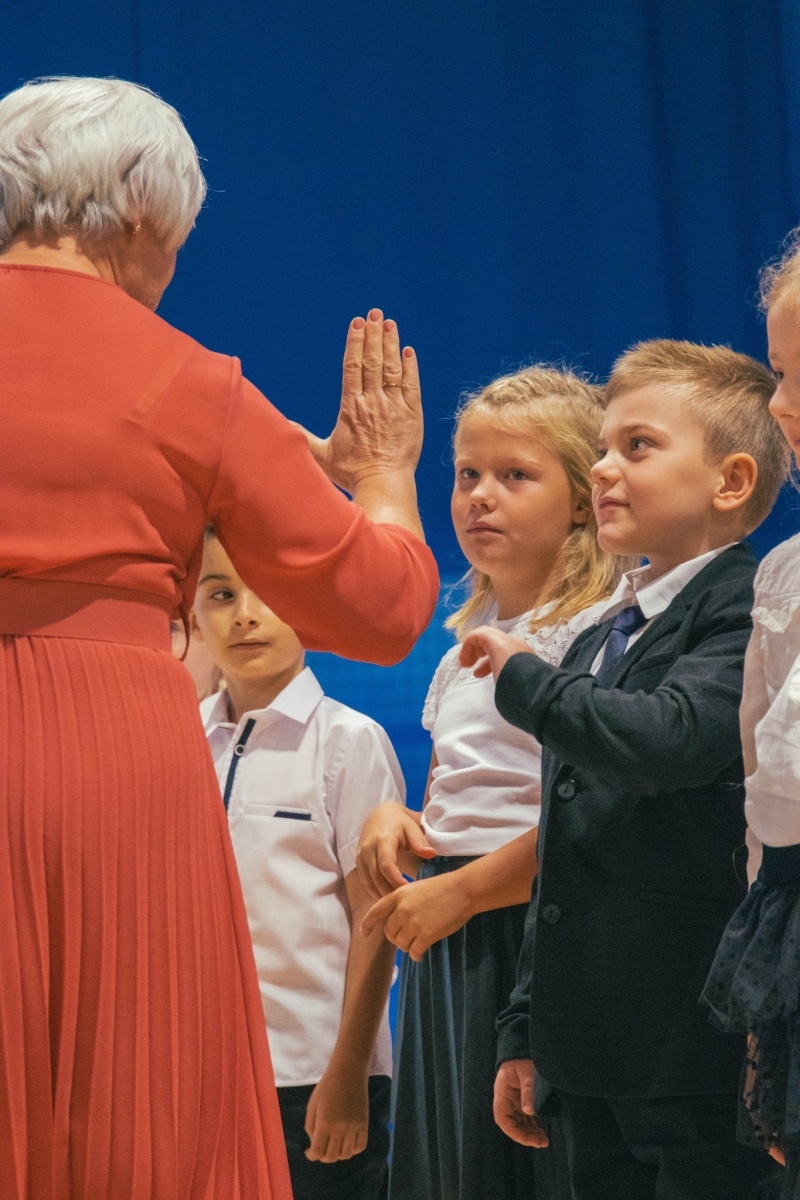 Zdjęcie w galerii na portalu naszwodzislaw.com: Rogi obfitości dla pierwszoklasistów. Rok szkolny rozpoczęty [FOTO] wiadomości z regionu