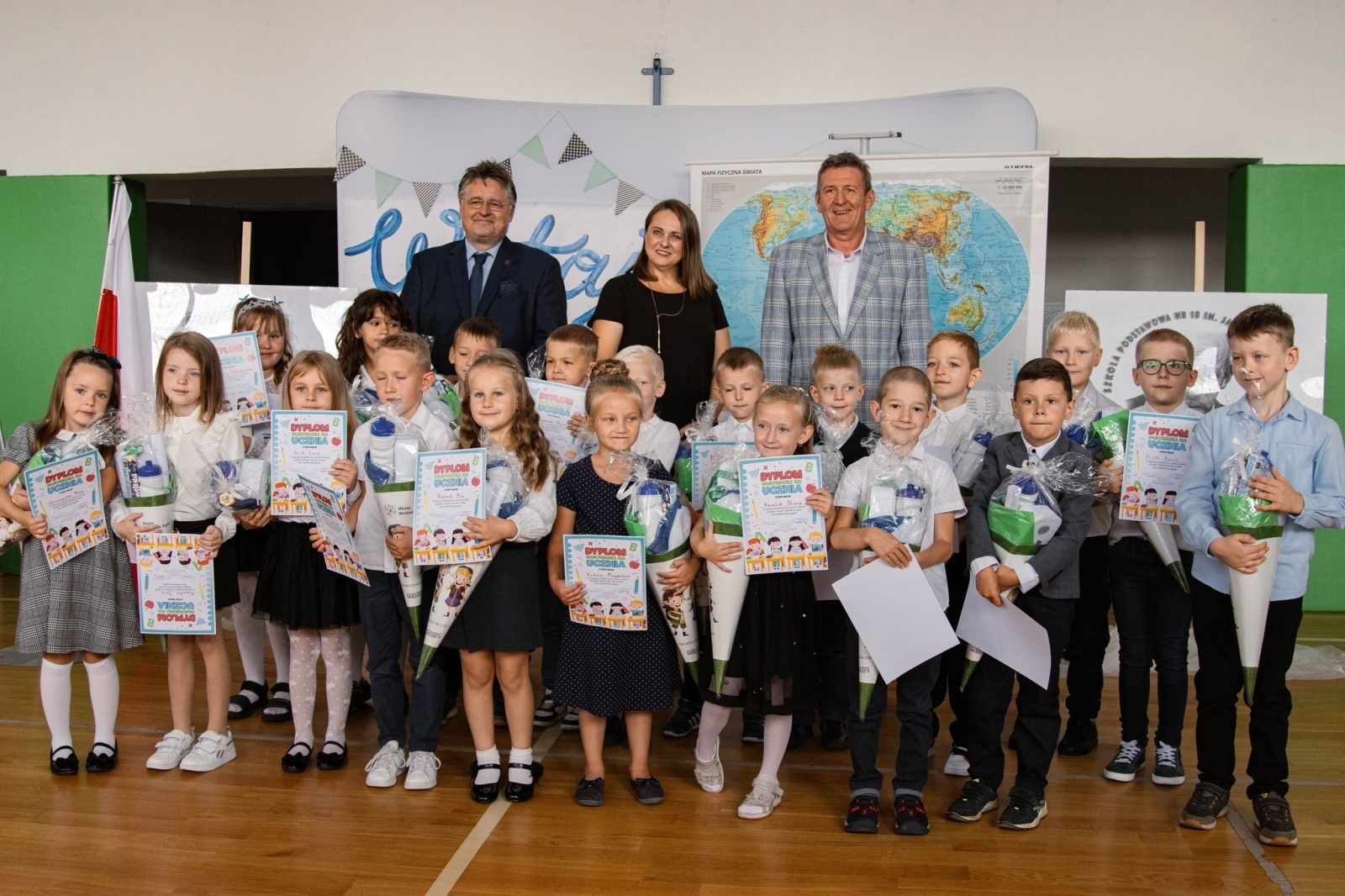 Zdjęcie w galerii na portalu naszwodzislaw.com: Rogi obfitości dla pierwszoklasistów. Rok szkolny rozpoczęty [FOTO] wiadomości z regionu