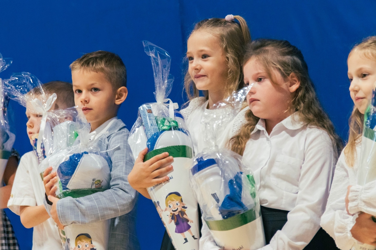 Zdjęcie w galerii na portalu naszwodzislaw.com: Rogi obfitości dla pierwszoklasistów. Rok szkolny rozpoczęty [FOTO] wiadomości z regionu
