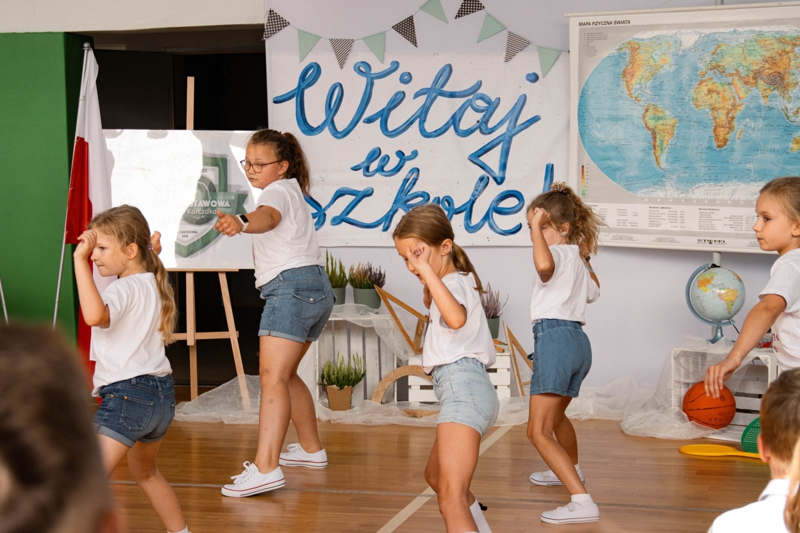 Zdjęcie w galerii na portalu naszwodzislaw.com: Rogi obfitości dla pierwszoklasistów. Rok szkolny rozpoczęty [FOTO] wiadomości z regionu