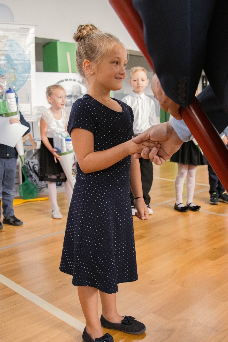 Zdjęcie w galerii na portalu naszwodzislaw.com: Rogi obfitości dla pierwszoklasistów. Rok szkolny rozpoczęty [FOTO] wiadomości z regionu