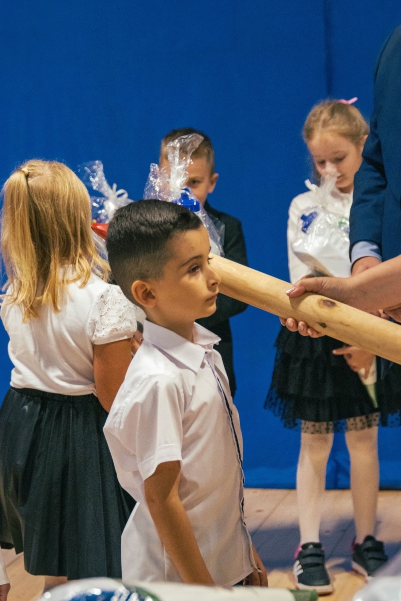 Zdjęcie w galerii na portalu naszwodzislaw.com: Rogi obfitości dla pierwszoklasistów. Rok szkolny rozpoczęty [FOTO] wiadomości z regionu